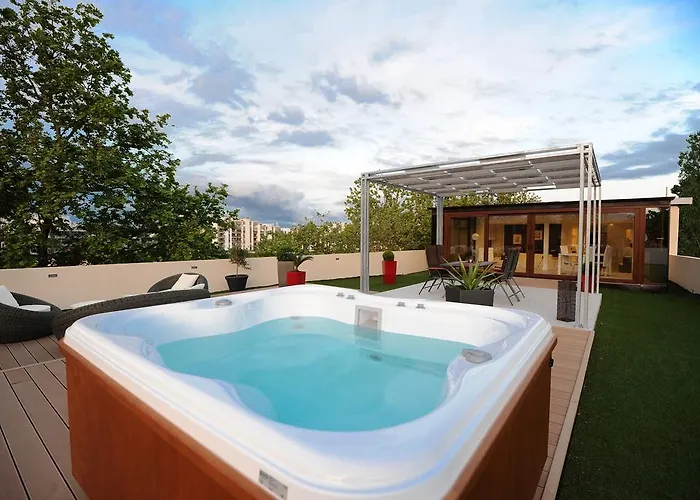 Feel Good Penthouse With Jacuzzi
